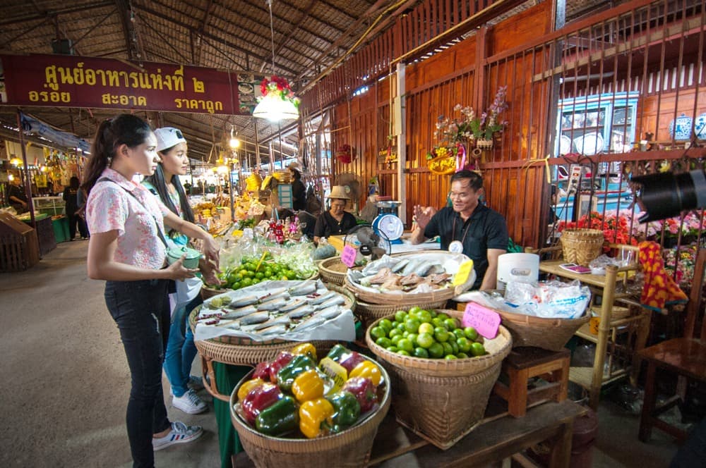 ตลาดโก้งโค้ง