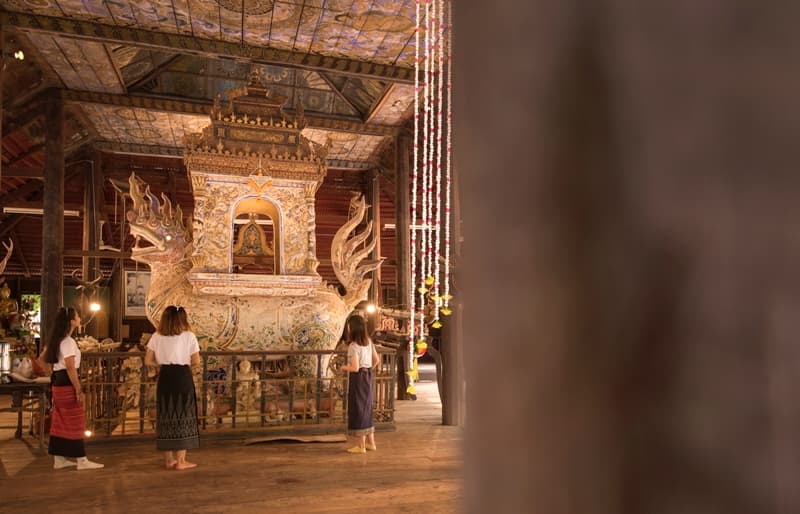 ธรรมาสน์สิงห์ศิลปะญวนที่บ้านชีทวน