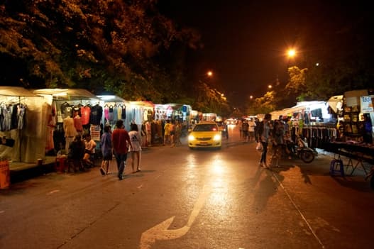 ตลาดกลางคืน สะพานพุทธ