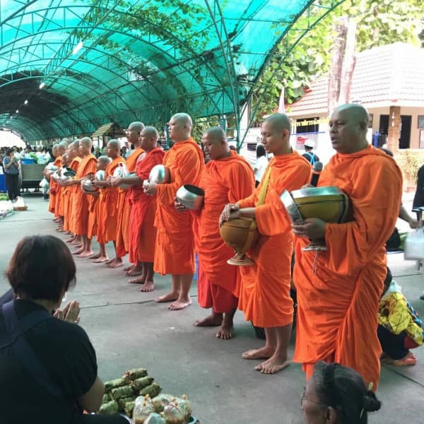 ตลาดนัดนี้เพื่อน้อง