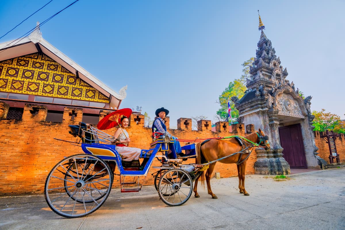 กิจกรรมรถม้ากลางวัน-รถม้ากลางคืน ชมย่านบ้านเก่าเล่าเรื่องเมืองลำปาง
