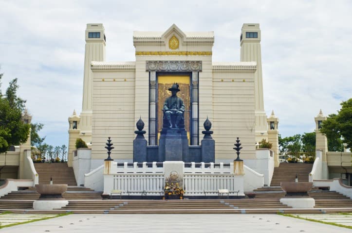 อนุสาวรีย์พระบาทสมเด็จพระพุทธยอดฟ้าจุฬาโลก