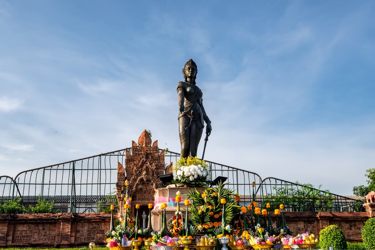 อนุสาวรีย์พระนางจามเทวี