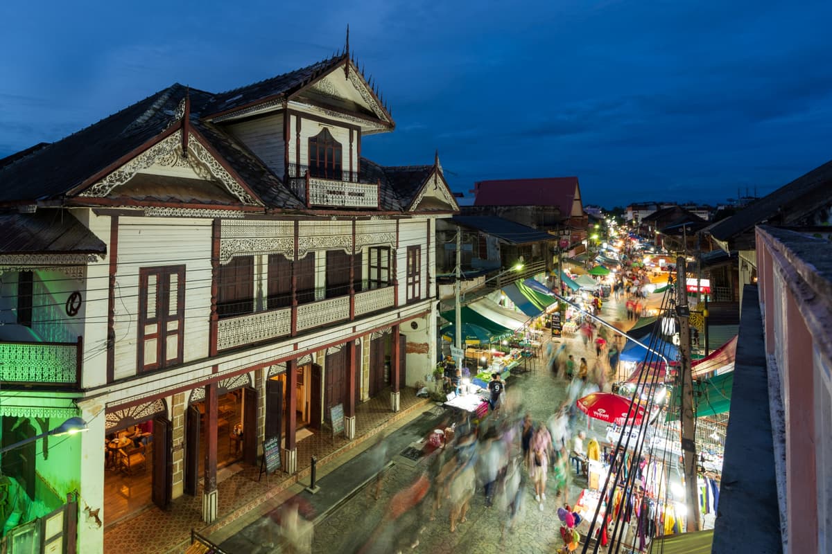 กาดกองต้าถนนคนเดิน หรือถนนตลาดจีน