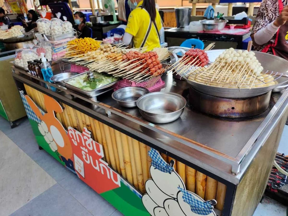 ลูกชิ้นยืนกิน สถานีรถไฟบุรีรัมย์