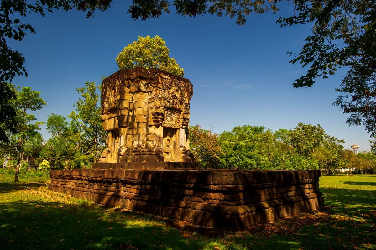 ปราสาทหินบ้านพลวง