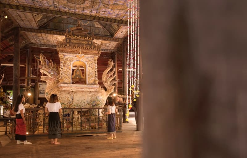 ธรรมาสน์สิงห์ศิลปะญวนที่บ้านชีทวน