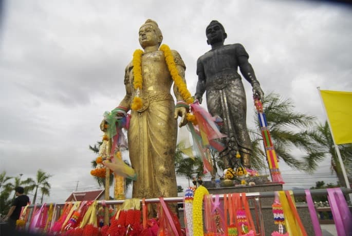 อนุสาวรีย์พ่อขุนผาเมือง