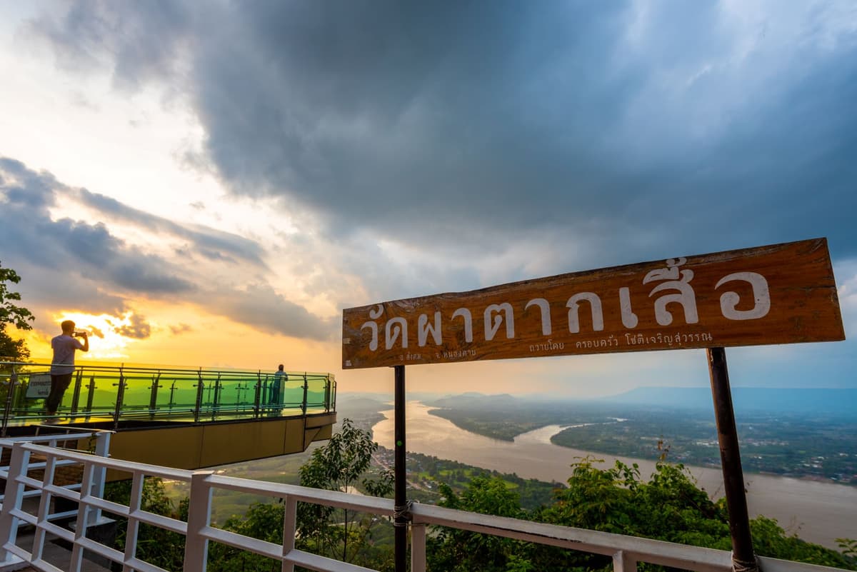 สกายวอล์ก วัดผาตากเสื้อ
