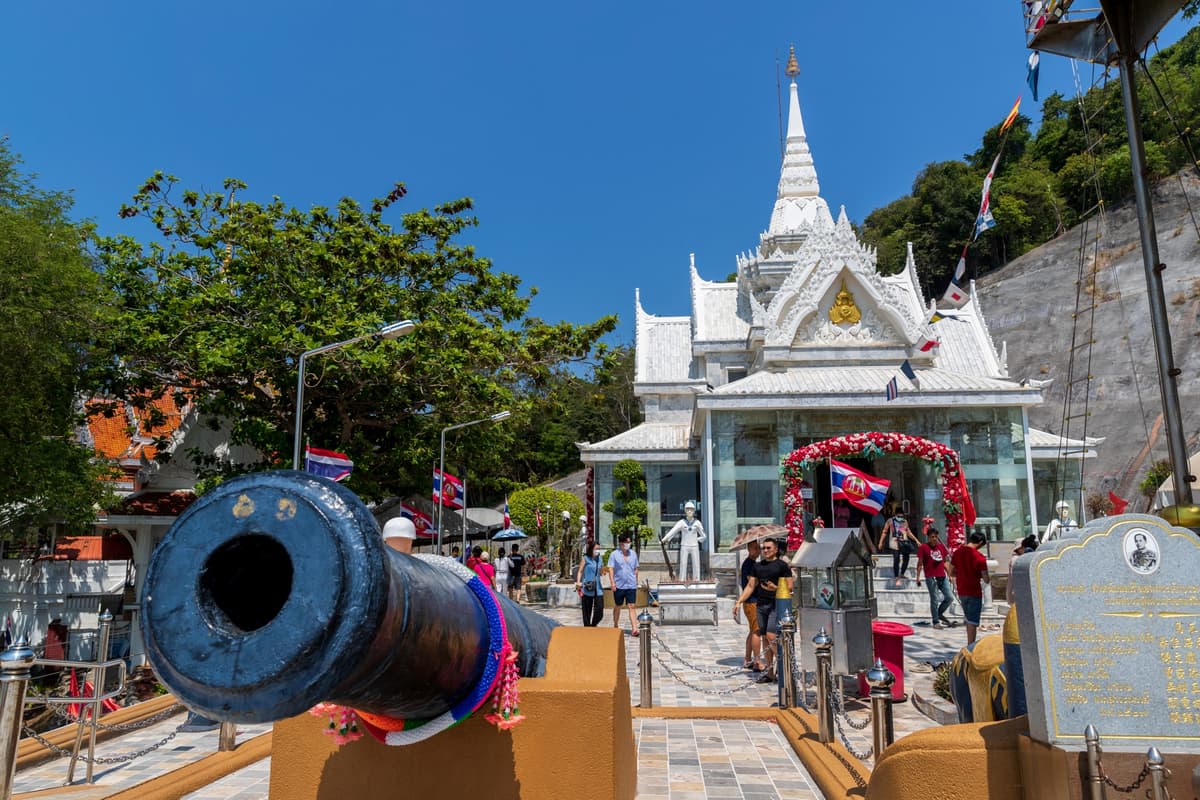 ศาลกรมหลวงชุมพรเขตอุดมศักดิ์ และเรือหลวงพระร่วง (หาดทรายรี ชุมพร)
