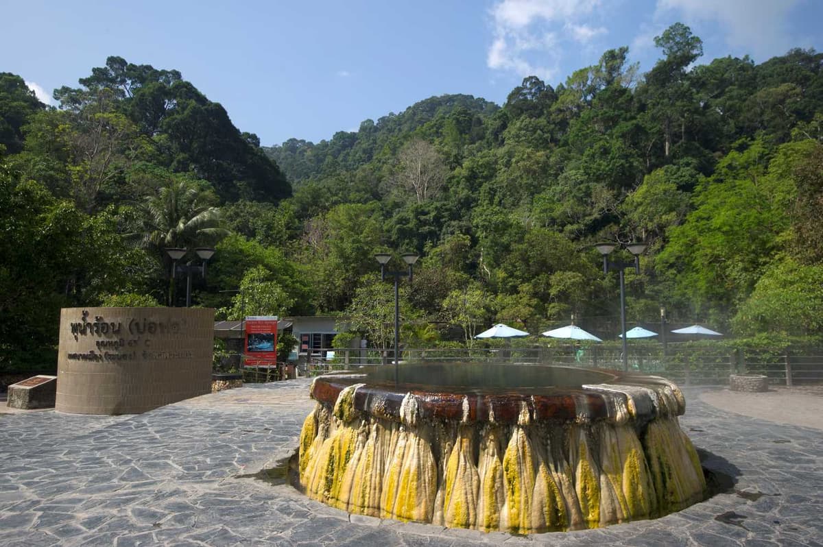 บ่อน้ำร้อนสวนสาธารณะรักษะวาริน
