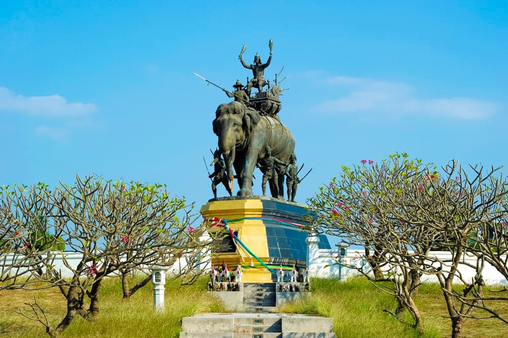 พระราชานุสาวรีย์สมเด็จพระศรีสุริโยทัย ทุ่งมะขามหย่อง