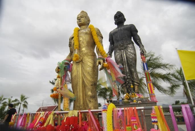 อนุสาวรีย์พ่อขุนผาเมือง