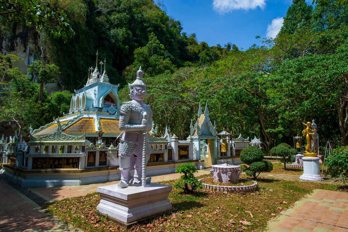 พระนอนทรงเครื่องโนราวัดภูเขาทอง