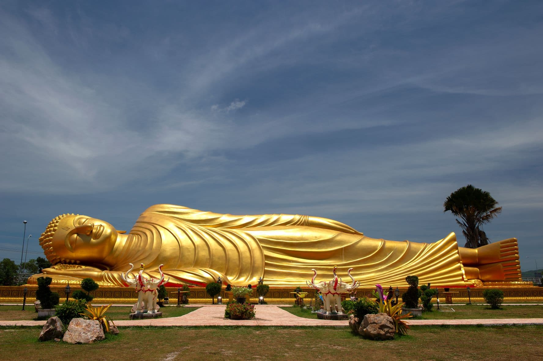 วัดพระนอนแหลมพ้อ